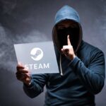 Hacker che fa il gesto del silenzio e tiene una lavagna con su impresso il logo Steam