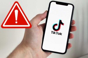 Smartphone in mano, simbolo pericolo