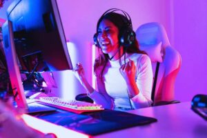 Ragazza in postazione da gaming che esulta