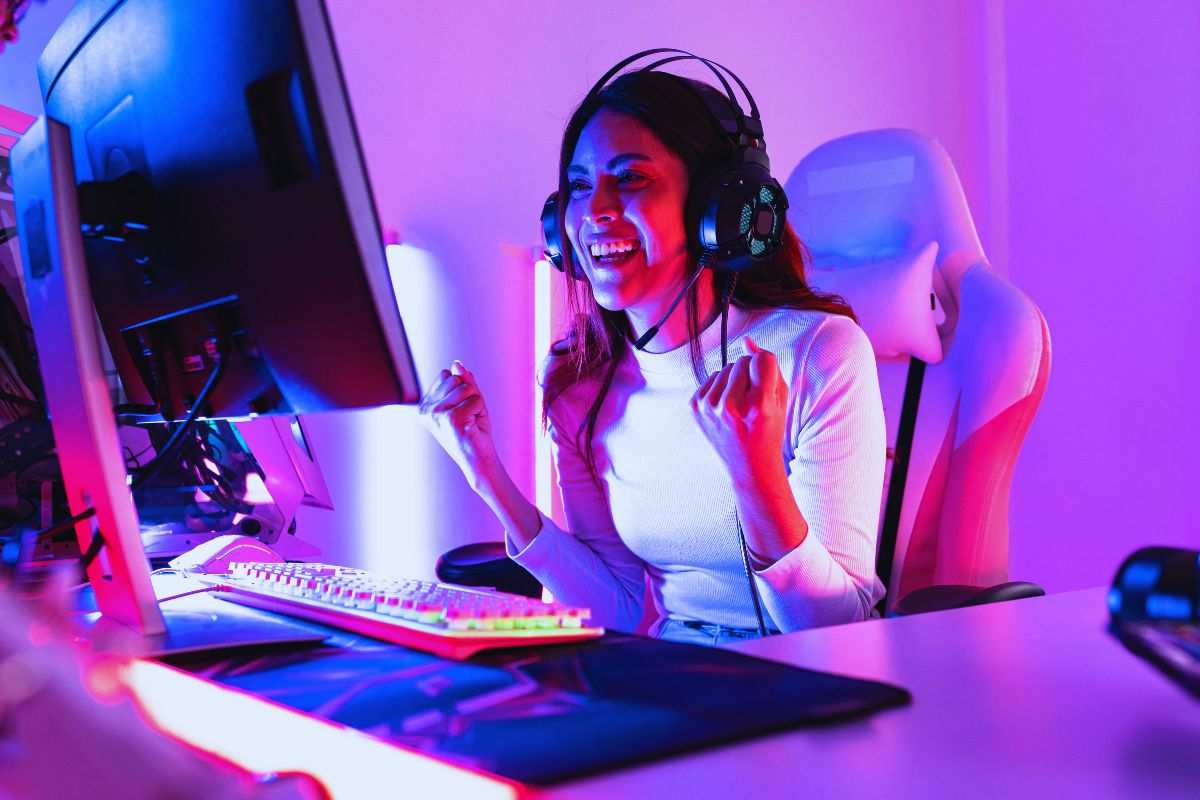 Ragazza in postazione da gaming che esulta