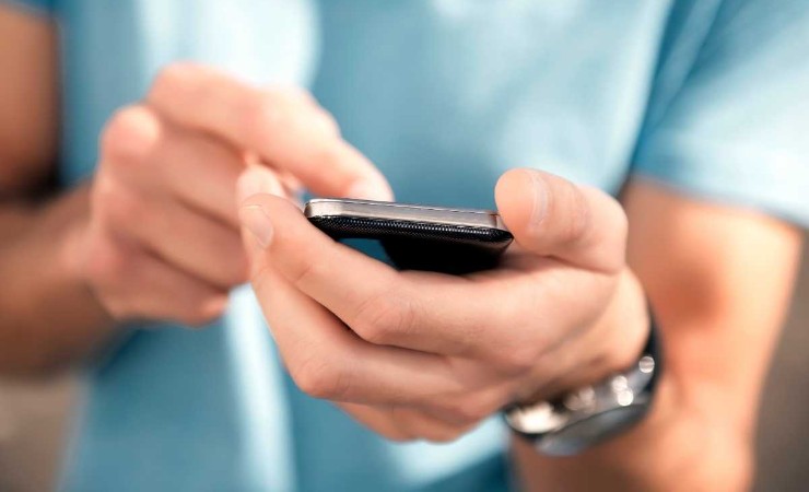 Persona con cellulare