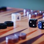 Dadi e pedine su una tavola da Backgammon