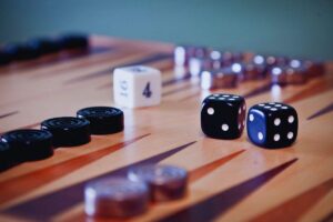 Dadi e pedine su una tavola da Backgammon