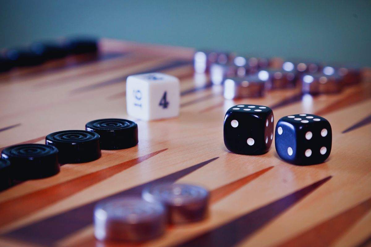 Dadi e pedine su una tavola da Backgammon