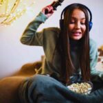 Ragazza infuriata che sta per gettare il controller