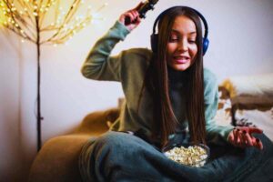Ragazza infuriata che sta per gettare il controller