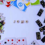 Tasselli, pedine e carte di vari giochi da tavolo