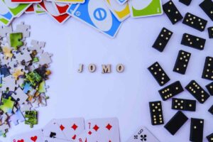 Tasselli, pedine e carte di vari giochi da tavolo
