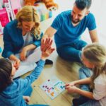 Famiglia che gioca a gioco da tavolo
