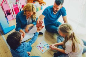 Famiglia che gioca a gioco da tavolo
