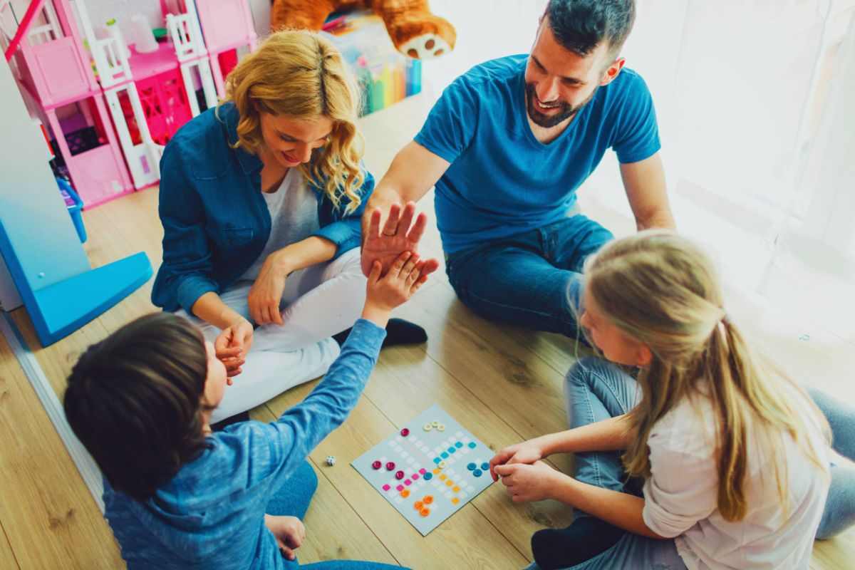 Famiglia che gioca a gioco da tavolo