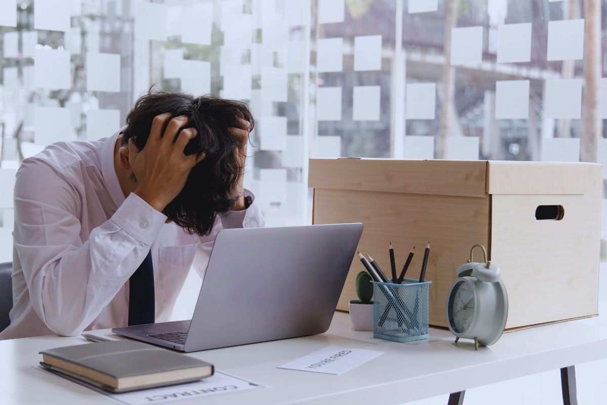 Dipendente licenziato che si dispera