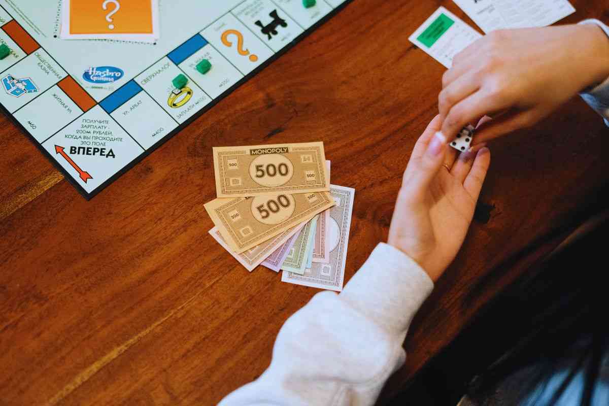 Ragazza che gioca a Monopoly