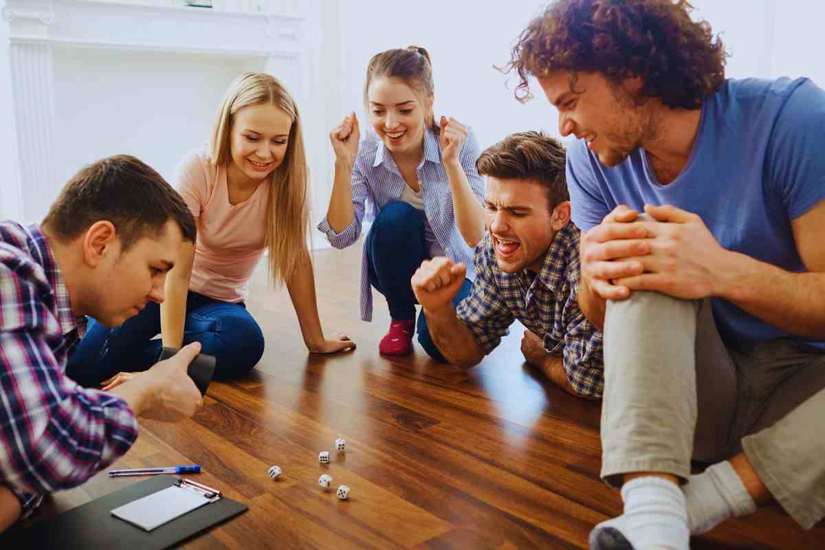 Amici che giocano con i dadi