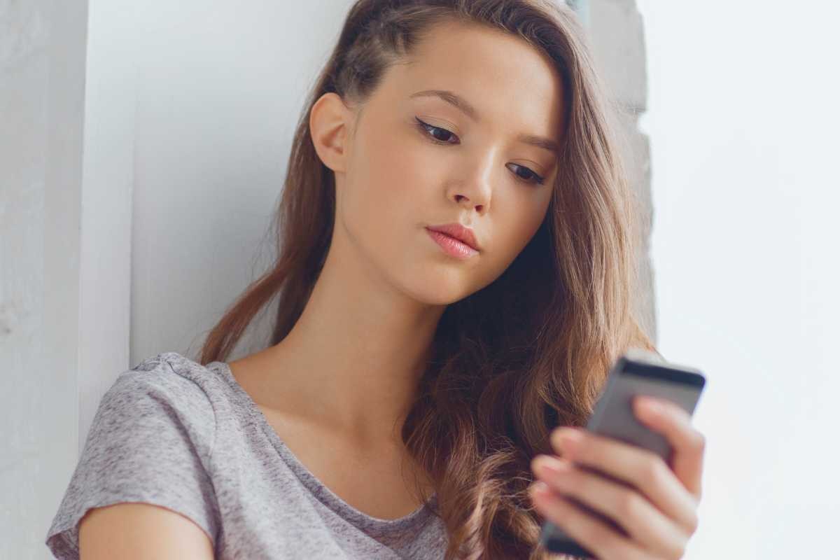 Donna con cellulare in mano