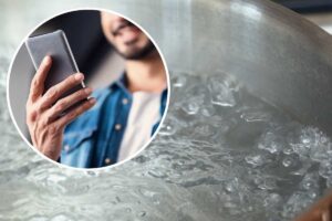 Acqua che bolle, uomo con cellulare