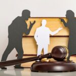 donna e uomo litigano sullo sfondo giudice e in primo piano martelletto