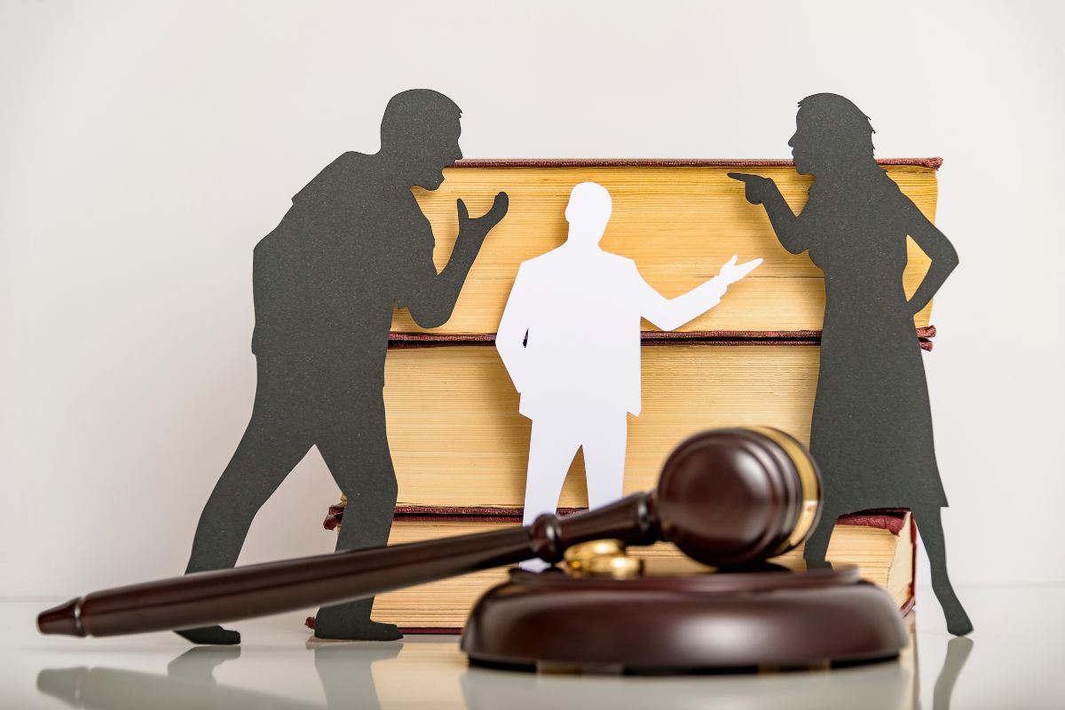 donna e uomo litigano sullo sfondo giudice e in primo piano martelletto